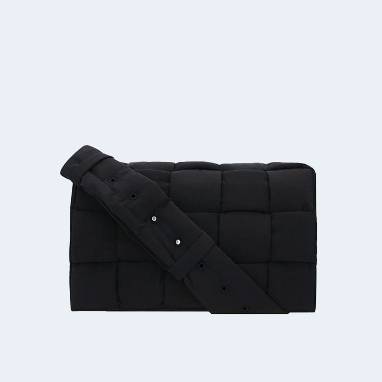 보테가 베네타 라지 패딩 테크 카세트백 블랙