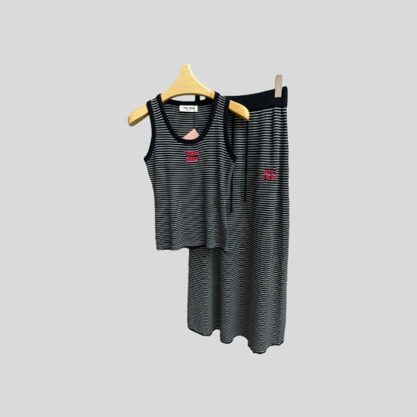 미우미우 스트라이프 슈트